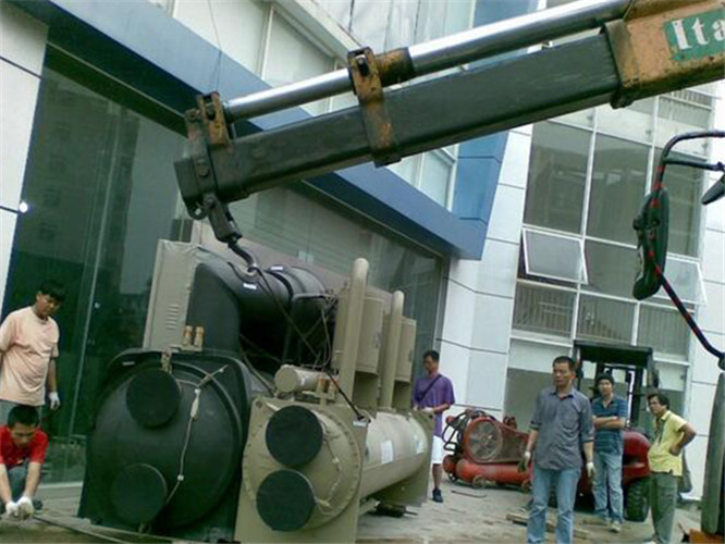 本溪市随车吊和汽车吊的核心区别是什么？哪种更省钱？